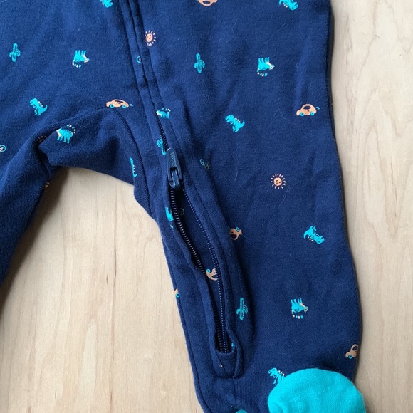 #5. Carter’s 3m zippered sleeper. - Picture 2 of 4